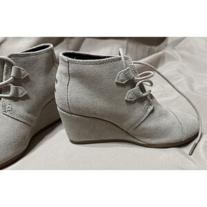Toms Women's Wedge Booties Sz 6.5 Tan Suede Lace Up Boho Chic Ankle Boots Casual